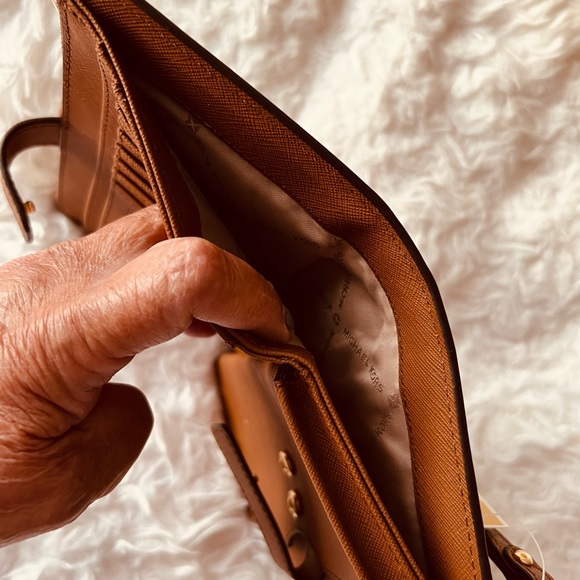 Michael Kors Double Zipper pockets ID CC and money pockets NWT leather and Logo - Picture 9 of 11